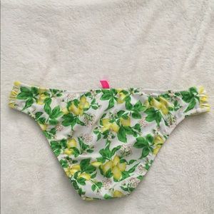 lemon bikini bottoms: victoria’s secret 🍋
